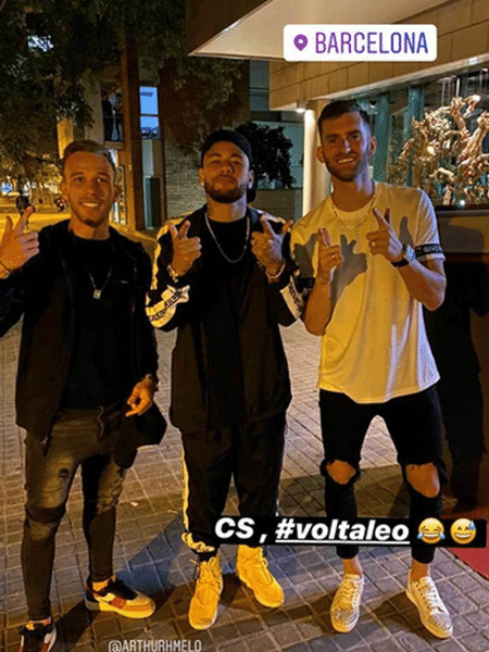 Arthur tira foto ao lado de Neymar durante passeio em Barcelona - Reprodução/Instagram