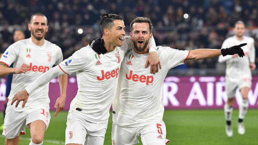 Cristiano Ronaldo comemora, ao lado de Pjanic, o gol marcado contra a Roma - Tiziana Fabi/AFP