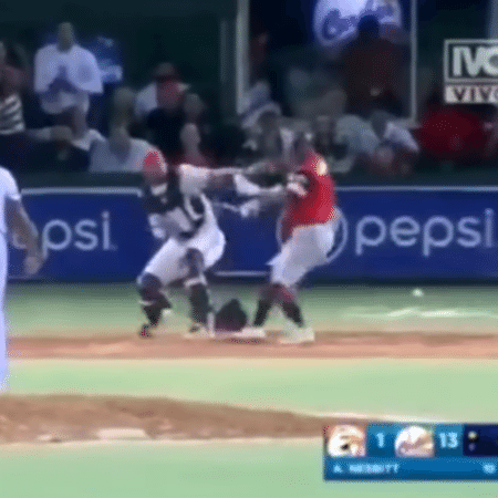 Ex-MLB agride jogador com taco de baseball em torneio na Venezuela - Reprodução/YouTube