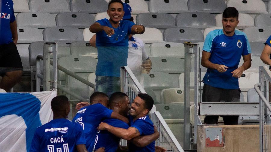 Thiago comemora o primeiro gol do Cruzeiro na vitória sobre o Boa Esporte - Fernando Moreno/AGIF