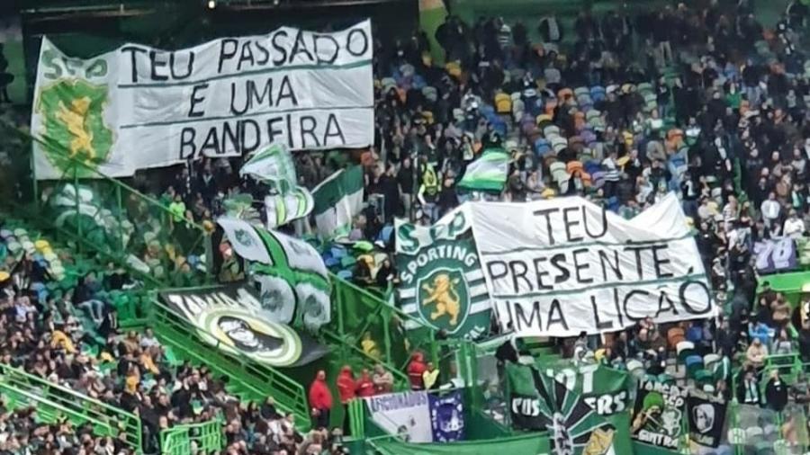 Torcedores do Sporting mostram faixas com frases contidas no hino do Corinthians - Divulgação/Torcida Verde