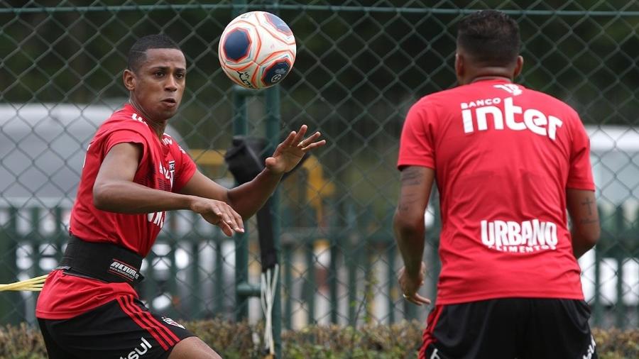 Bruno Alves e Reinaldo fazem aquecimento juntos na pré-temporada do São Paulo em 2020 - Rubens Chiri / saopaulofc.net
