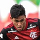 12/07/2020 - Fluminense x Flamengo - Pedro, jogador do Flamengo, chuta para marcar o primeiro gol da partida - Thiago Ribeiro/AGIF