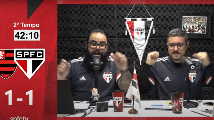 Narrador Magno Nunes (esquerda), durante transmissão de Flamengo x São Paulo - Reprodução/SPFCTV