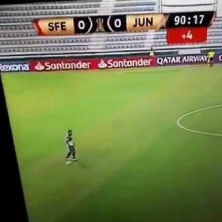 Zagueiro do Junior furou um domínio sozinho já nos minutos finais da partida - Reprodução/Twitter