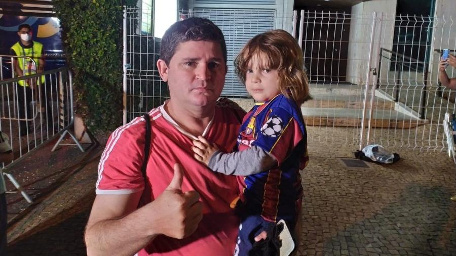 Wolney Ciqueira e o filho Lionel Messi, de três anos, aguardando a chegada da Argentina em Goiânia - Eder Traskini/UOL