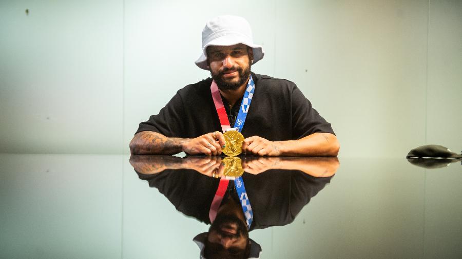 Ítalo Ferreira com a medalha de ouro conquistada nos Jogos de Tóquio - Marcelo Maragni