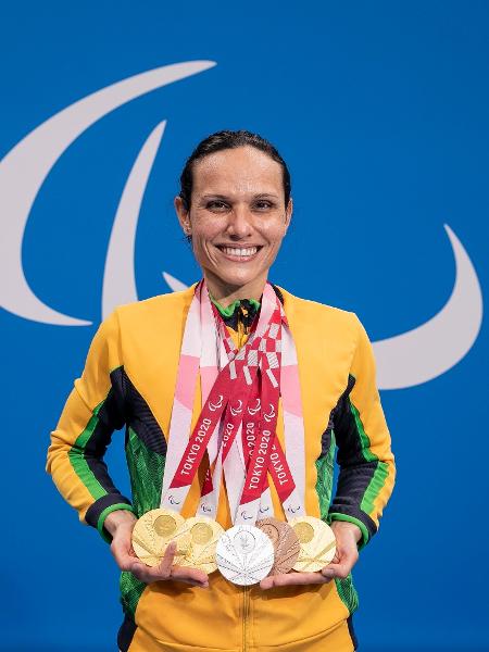 Carol Santiago com suas medalhas conquistadas nas Paralimpíadas de Tóquio