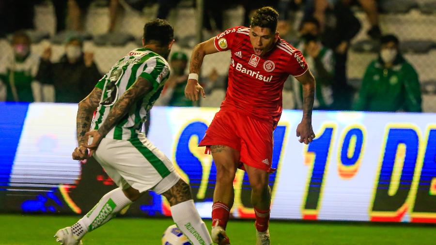 Palacios tenta jogada para o Internacional contra o Juventude pelo Brasileirão - Luiz Erbes/AGIF