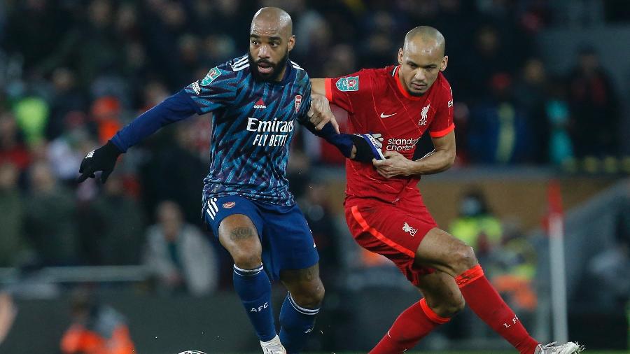 Fabinho tenta roubar a bola de Lacazette durante o clássico entre Liverpool e Arsenal na Copa da Liga Inglesa - REUTERS/Craig Brough