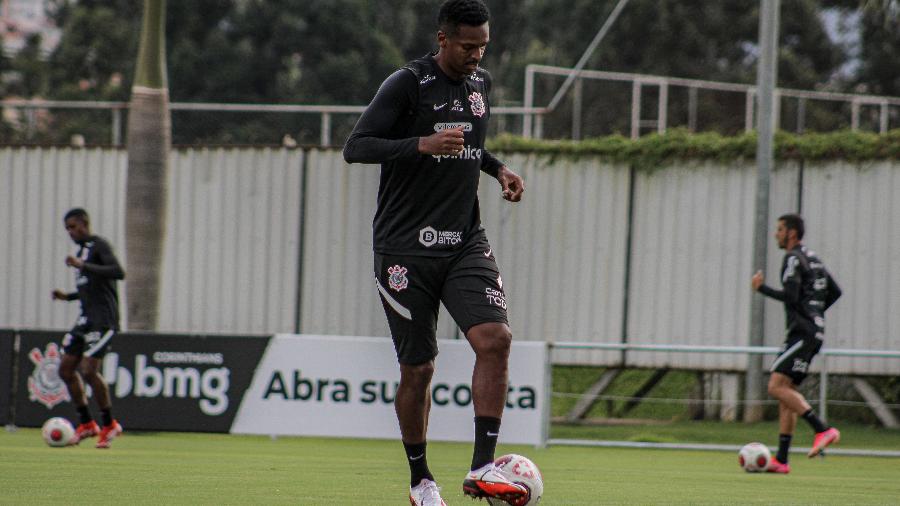 Centroavante Jô durante treinamento no CT Joaquim Grava  - Felipe Szpak/ Ag. Corinthians