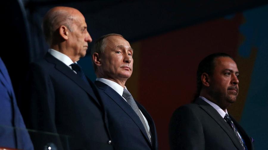 Vladimir Putin (centro), presidente da Rússia, na abertura do Mundial de Esportes Aquáticos em Kazan, em 2015 - Ian MacNicol/Getty Images