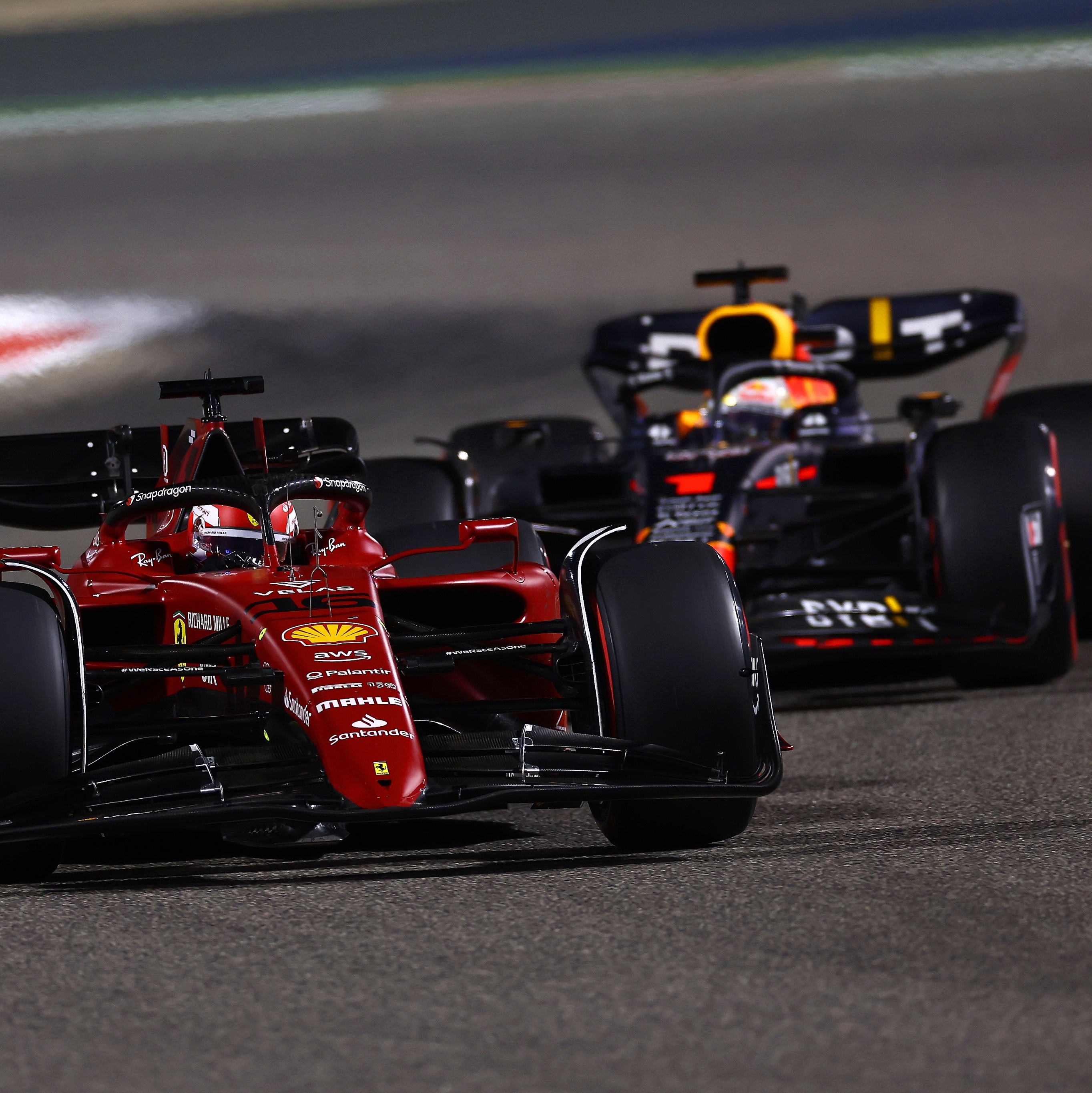Ferrari f1 na pista fórmula 1 de corridas de carros esportivos na pista de  corrida ai generated