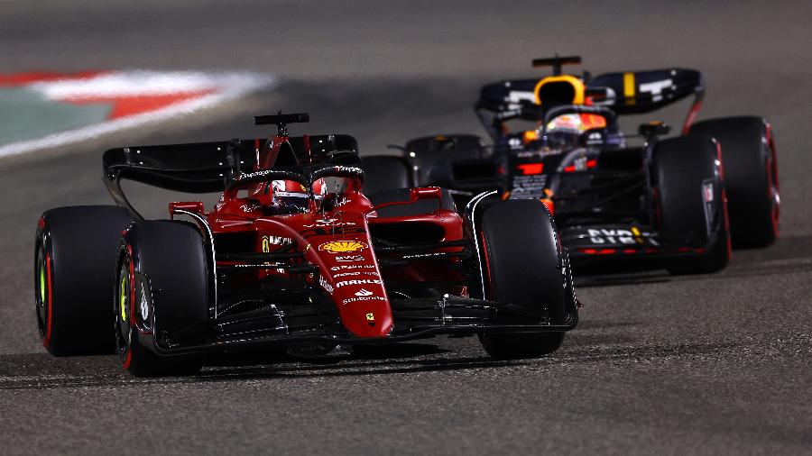 Charles Leclerc e Max Verstappen em disputa durante GP do Bahrein de Fórmula 1 em 2022 - Lars Baron/Getty Images