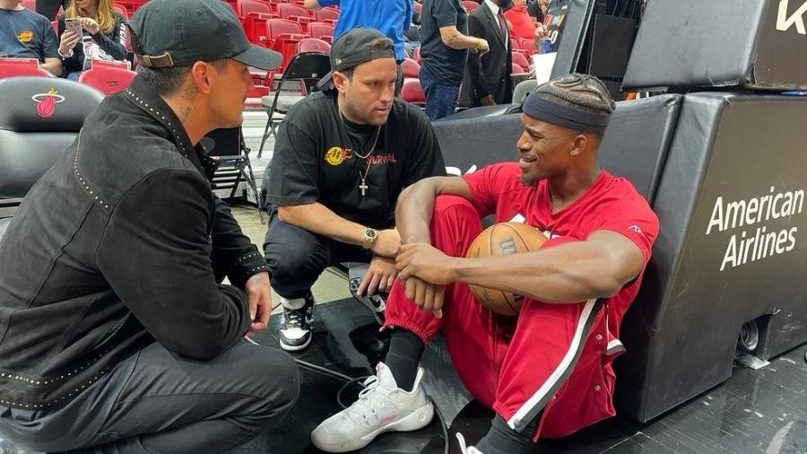 Gabriel Medina conversa com Jimmy Buttler durante jogo da NBA - reprodução/Instagram