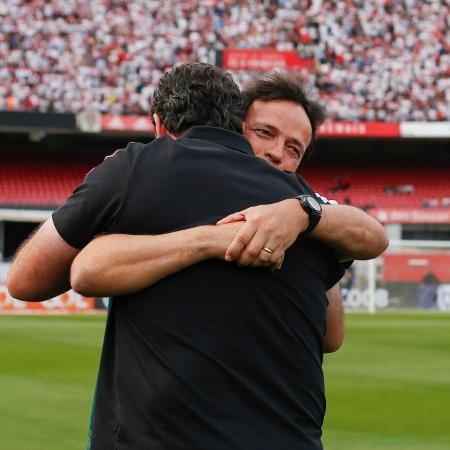 Rogério Ceni e Fernando Diniz se abraçam antes da partida entre São Paulo e Fluminense, pelo Brasileirão - Ricardo Moreira/Getty