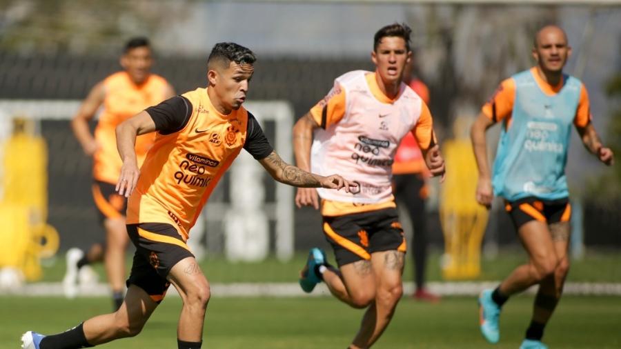 Mateus Vital (ao centro) treina do Corinthians há um mês e agora deve ser reintegrado - Rodrigo Coca/Agência Corinthians