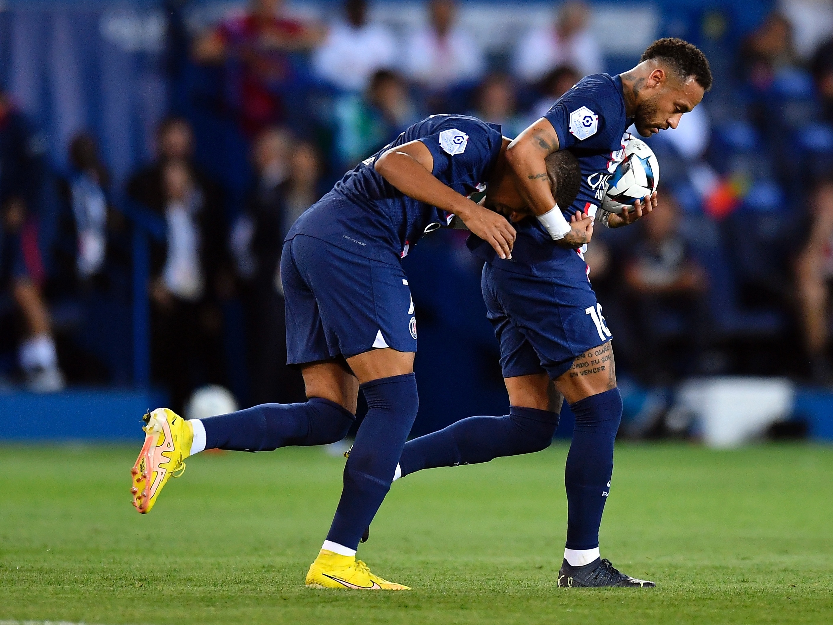 PSG empata com Newcastle após pênalti no fim e respira na Champions