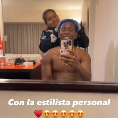 Na mira do Emelec (EQU), Angulo, do Santos, pinta cabelo de azul - Reprodução/Instagram