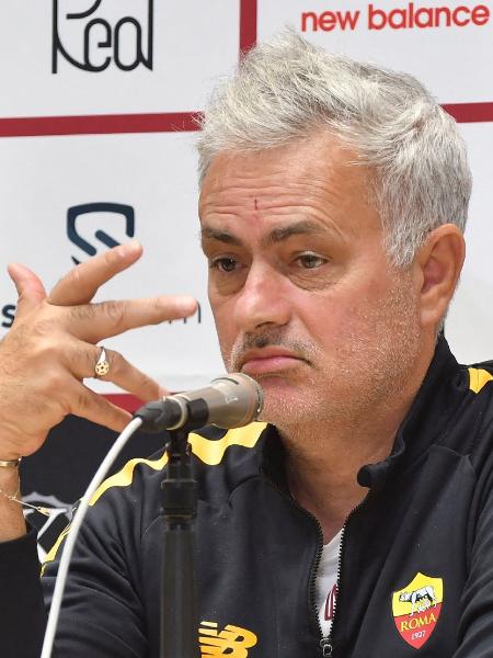 José Mourinho durante coletiva de imprensa nesta quinta-feira (24). - STR/AFP