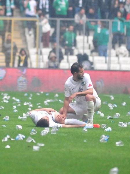 Jogador se deita no gramado após ser atingido pela torcida rival na Turquia - Reprodução