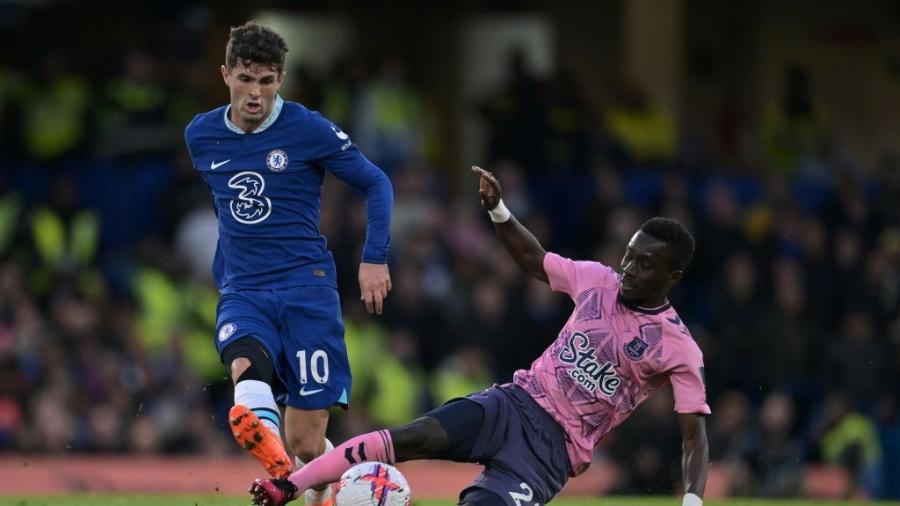 Pulisic, do Chelsea, disputa lance com Gueye, do Everton, em partida do Inglês - Sebastian Frej/MB Media/Getty Images
