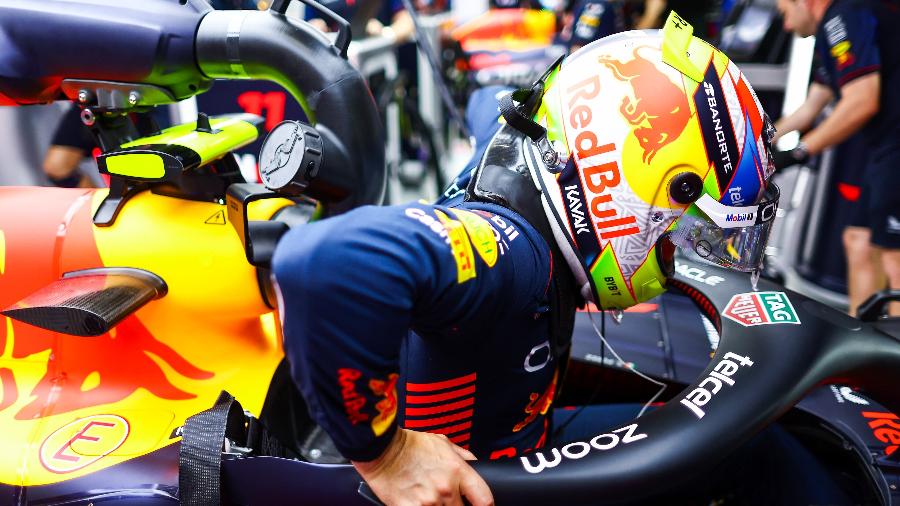 Sergio Pérez entra no carro da Red Bull antes da classificação para o GP da Arábia Saudita - Mark Thompson/Getty Images