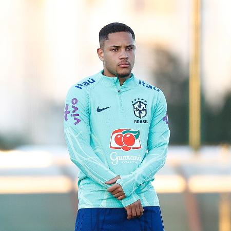 Vitor Roque durante treino da seleção brasileira principal