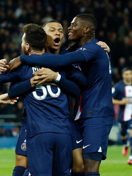 Jogadores do PSG comemoram gol sobre o Lens em jogo do Campeonato Francês - Gonzalo Fuentes/Reuters