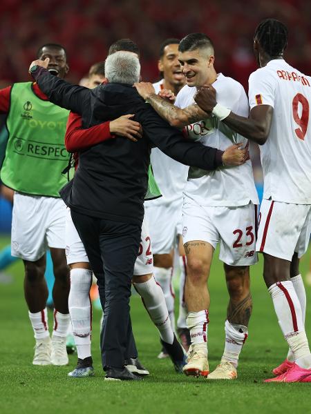 Jogadores da Roma comemoram a classificação com o técnico José Mourinho - Lars Baron/Getty Images