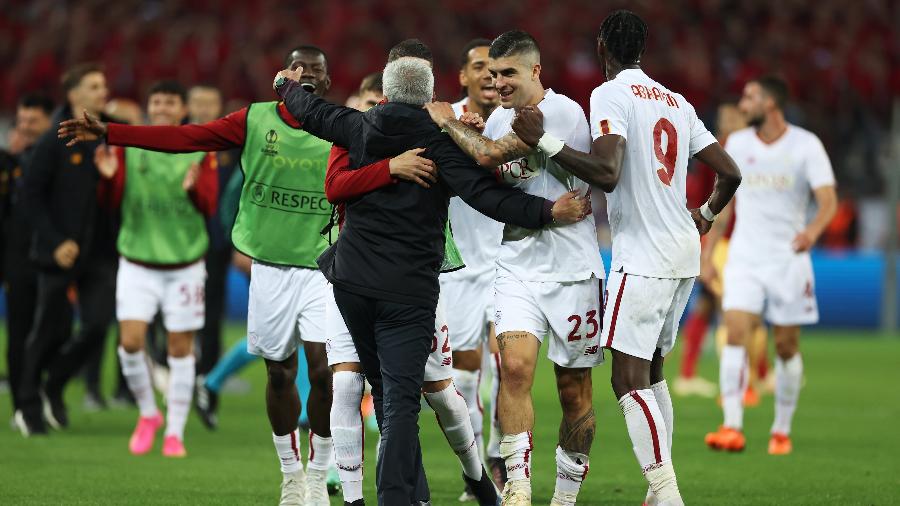 Jogadores da Roma comemoram a classificação com o técnico José Mourinho - Lars Baron/Getty Images