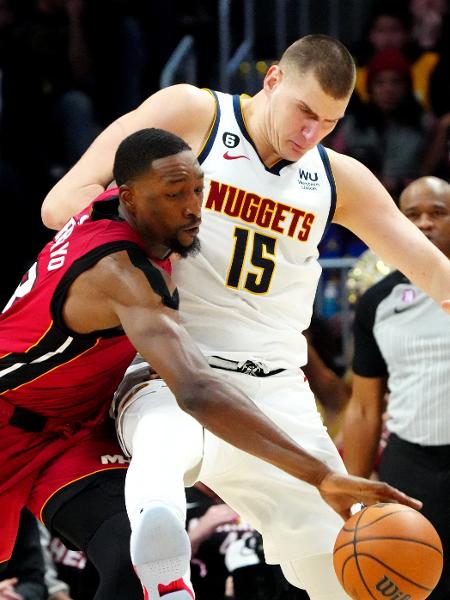 Bam Adebayo, do Miami Heat, e Nikola Jokic, do Denver Nuggets. - Ron Chenoy/USA TODAY Sports