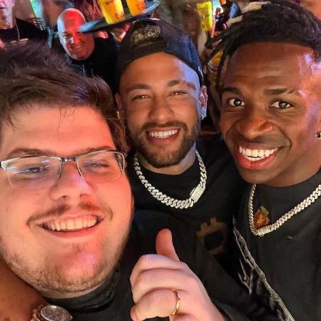 Cazé, Neymar e Vini Jr em roda de samba na mansão do jogador do Real no Rio de Janeiro - Reprodução/Instagram