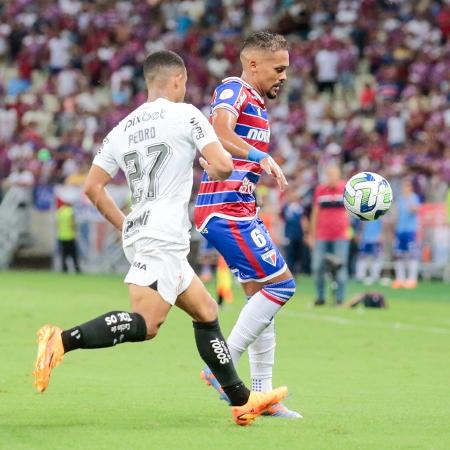 Bruno Pacheco, do Fortaleza, e Pedro, do Corinthians, em ação pelo Brasileirão