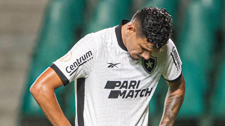 Tiquinho Soares se lamenta durante Coritiba x Botafogo, duelo do Campeonato Brasileiro