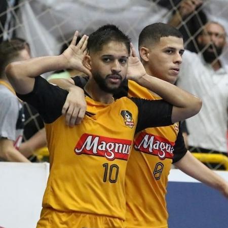 Leandro Lino comemora seu gol pelo Magnus contra o Corinthians na final do Estadual de Futsal