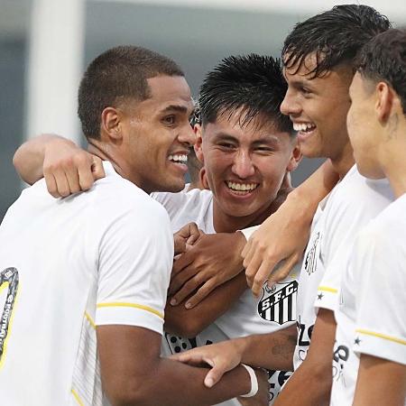 Enzo Monteiro e Miguelito se abraçam em comemoração de gol do Santos na Copinha