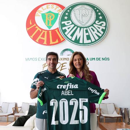 Abel Ferreira posa com Leila Pereira após renovar contrato com o Palmeiras - Reprodução/Twitter