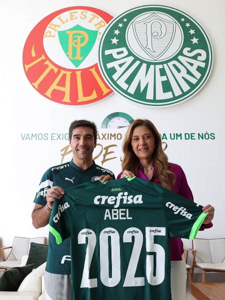 Abel Ferreira posa com Leila Pereira após renovar contrato com o Palmeiras
