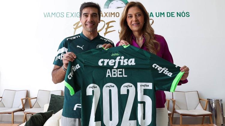 Abel Ferreira posa com Leila Pereira após renovar contrato com o Palmeiras