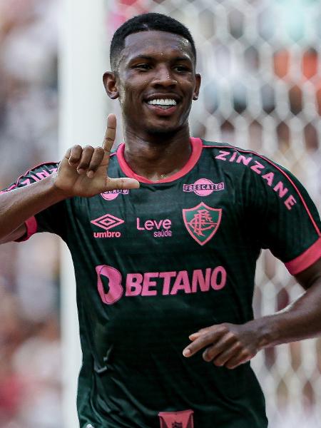 Lelê comemora o seu gol, que deu a vitória ao Fluminense por 1 a 0 sobre o Madureira