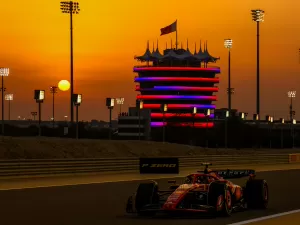 Testes da F1 têm bueiro solto, Red Bull com problemas e Ferrari na frente
