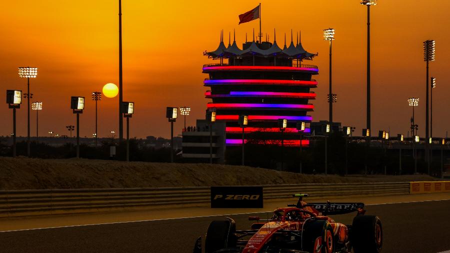 Carlos Sainz, com a Ferrari, na chamada "hora dourada" dos testes, com o sol se pondo no Bahrein 
