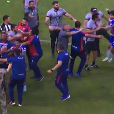 Jogadores de Ceará e Fortaleza brigam após a final do Cearense