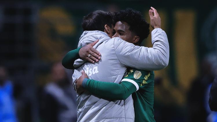 Endrick, do Palmeiras, abraça Abel Ferreira ao ser substituído contra o San Lorenzo, pela Libertadores