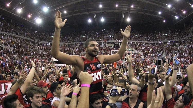 Olivinha é carregado pela torcida após título mundial do Flamengo em 2014