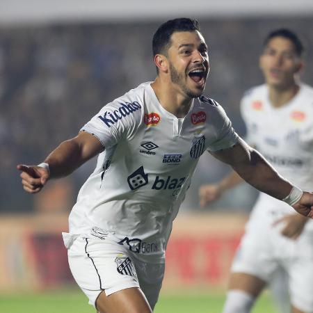 Giuliano comemora gol marcado contra o Coritiba pela Série B