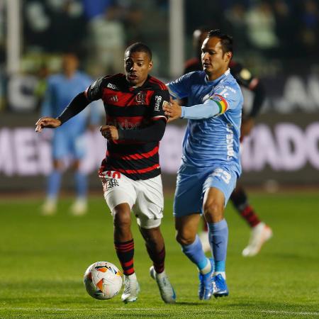 De La Cruz é marcado por Justiniano durante jogo entre Flamengo e Bolívar, pela Libertadores