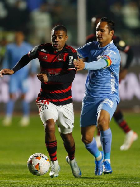 De La Cruz é marcado por Justiniano durante jogo entre Flamengo e Bolívar, pela Libertadores