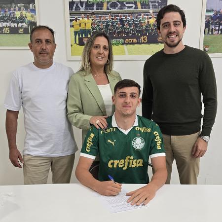 O zagueiro Fred Stradiotto, de 16 anos, assinou com o Palmeiras o seu primeiro contrato profissional